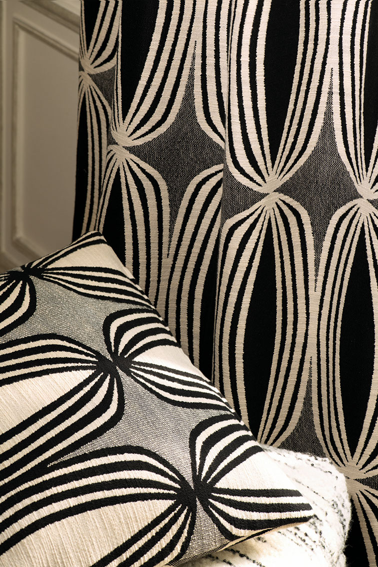 Black-and-white-geometric-cushion