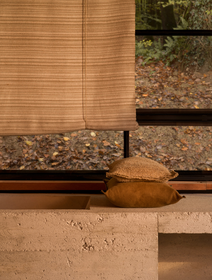 Sheer-horizontal-thin-stripe
