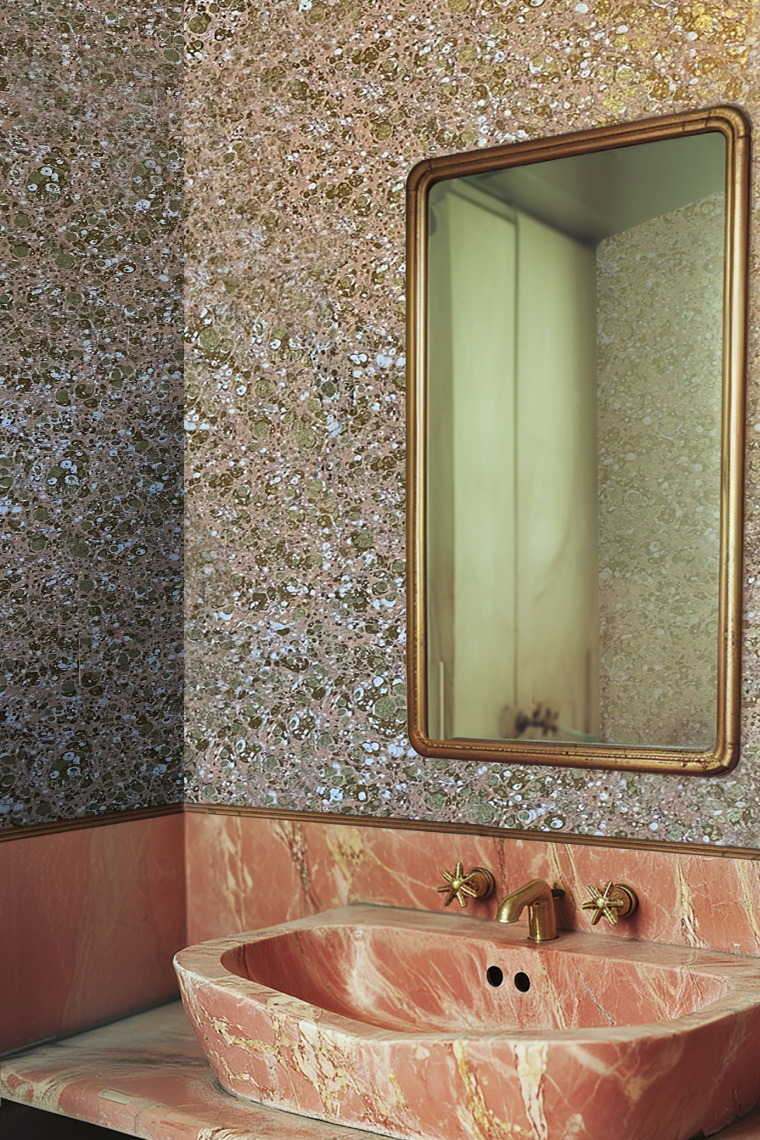 Bathroom-with-textured-wallpaper