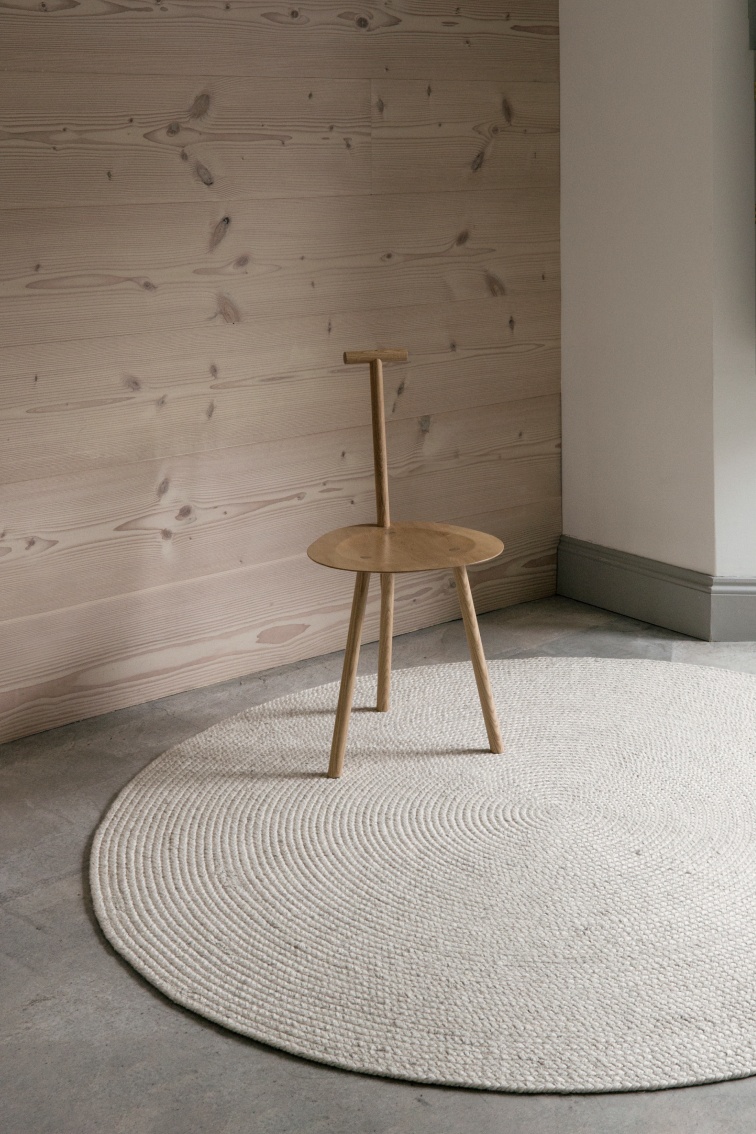 chalk-coloured-circular-rug
